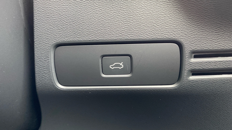 Volvo XC40 2.0 B4P Plus Black Edition 5dr Auto Petrol Estate